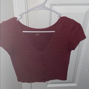 X small american eagle t-shirt can fit a small